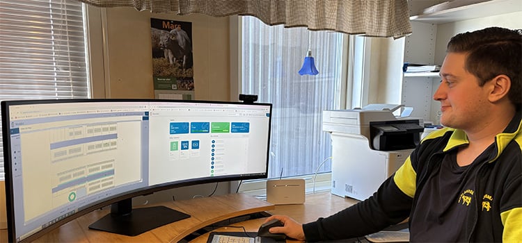 Henrik Ansin använder egna listor i systemet för uppföljning av gårdens mål. Foto: Växa manlig lantbrukare framför dator