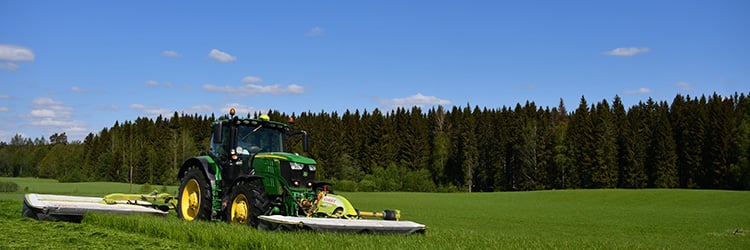 traktor, äng, skörd, sommar, sverige